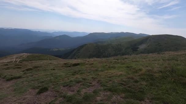 Vista panorámica de las montañas Cárpatos en un cálido día claro de verano — Vídeo de stock