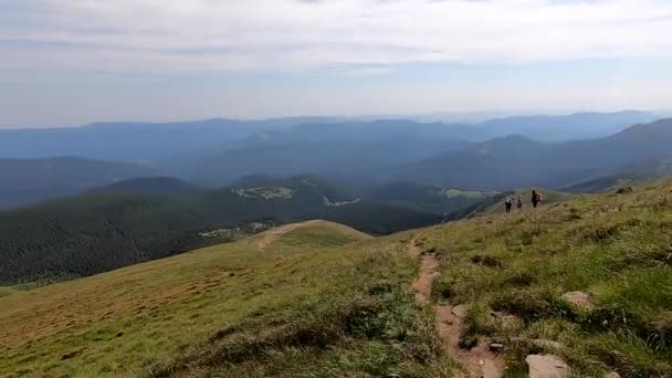 Panoramiczny widok na Karpaty w ciepły, przejrzysty letni dzień — Wideo stockowe