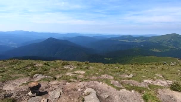 Panoramisch uitzicht op het Karpaten gebergte op een warme heldere zomerdag — Stockvideo