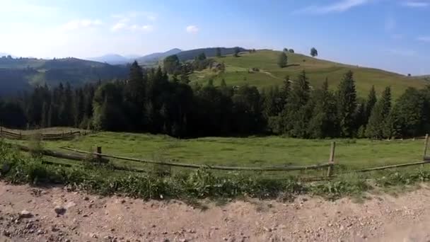 Jazda górską polną drogą, letni słoneczny dzień. Środowisko fotografowania POV — Wideo stockowe