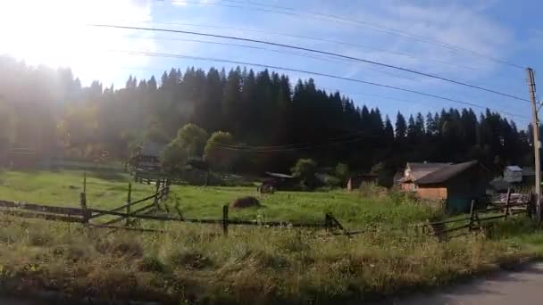 Jízda na horské silnici v horské vesnici, letní slunečný den. — Stock video