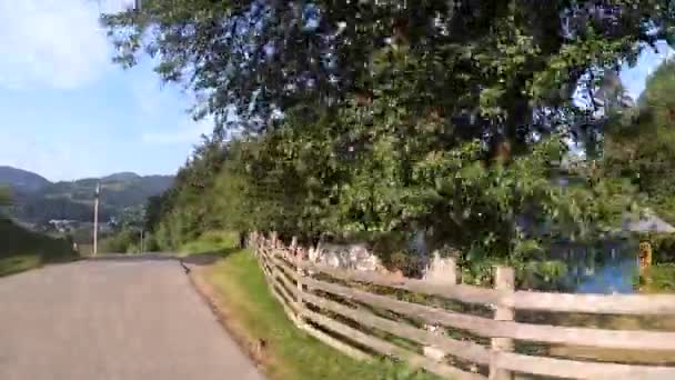 Conducir por carretera de montaña en pueblo de montaña, día soleado de verano. — Vídeos de Stock