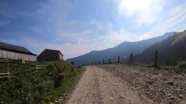 Guidare su strada sterrata di montagna in estate giornata di sole. Luogo di nascita: — Video Stock