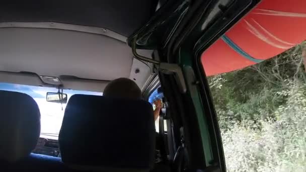 Vista desde el interior del coche desde el asiento trasero — Vídeos de Stock