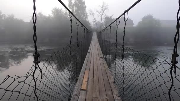 Puente colgante sobre niebla fluvial — Vídeos de Stock