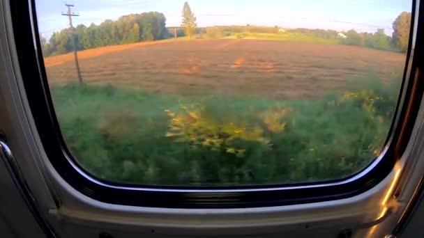 Paisaje paisajes campos y montañas desde la ventana del tren ferroviario — Vídeo de stock