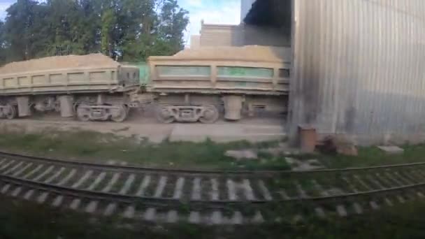 Tájkép a vasúti vonat ablakából — Stock videók