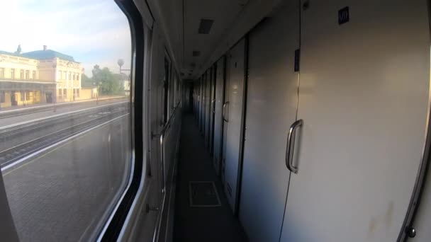 Τοπίο τοπίο πεδία και βουνά από το παράθυρο της σιδηροδρομικής αμαξοστοιχίας — Αρχείο Βίντεο
