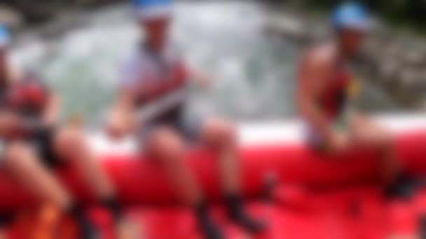 Rafting fondo borroso. Los hombres se sientan en el barco inflable rojo, paleta — Vídeo de stock