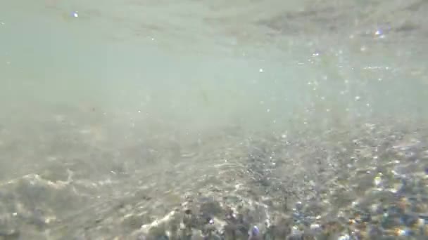 Ola marina desde el interior, lecho marino, bajo el agua en la orilla del mar arenoso poco profundo. — Vídeos de Stock