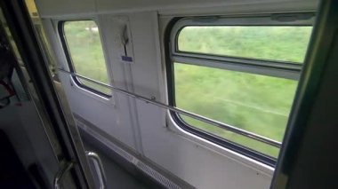 Tren penceresinden hızlı hareket eden görüntü