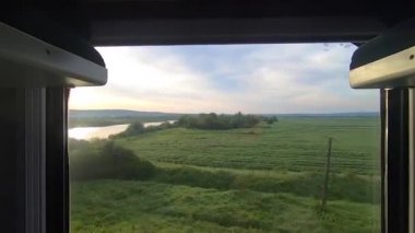 Manzara alanları ve demiryolu treninin penceresinden dağlar