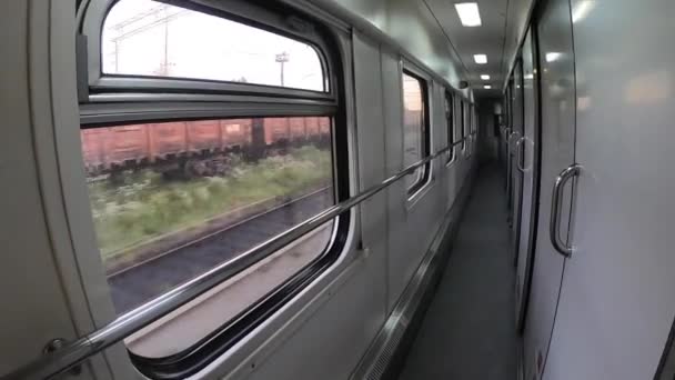 Paisagem paisagem campos e montanhas da janela do trem ferroviário — Vídeo de Stock