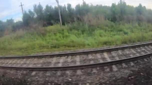 Пейзаж из окна железнодорожного поезда — стоковое видео