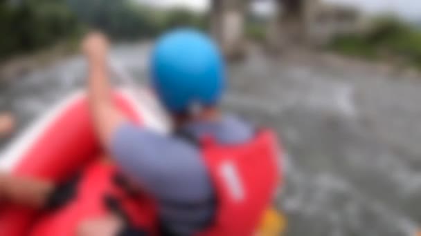 Rafting模糊的背景。男人们坐着红色的充气船，划桨 — 图库视频影像