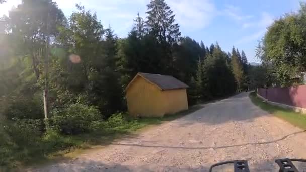 Uomo in sella quad su strada sterrata in cima alla montagna nella soleggiata giornata estiva — Video Stock