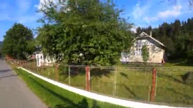 Dağ yolunda giderken dağ köyünde, yaz güneşli günde.