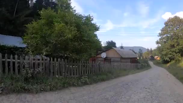 Homme à vélo quad sur la route de terre au sommet de la montagne sur la journée ensoleillée d'été — Video