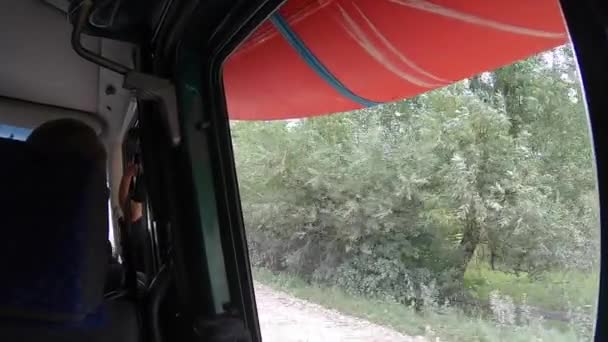 Vista desde la ventana abierta del coche de conducción y asiento trasero dentro del coche. — Vídeos de Stock