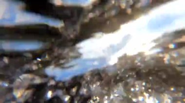 Nehrin altından akan suyun soyut görüntüsü