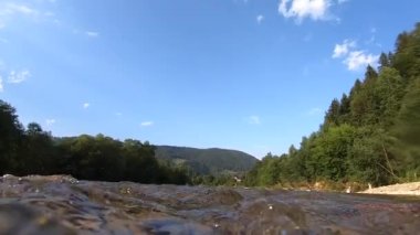 Dağ nehri akıntısı, su yüzeyinin üstünde, su yüzeyine yakın..