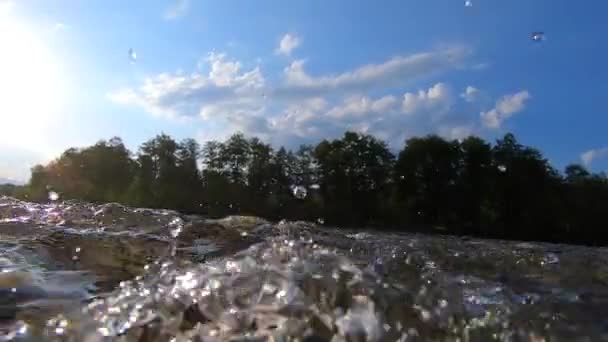 Débit d'eau de la rivière Mountain, vue au-dessus de la surface de l'eau, près de la surface — Video