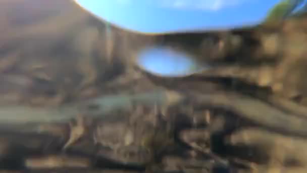 Abstract wazig achtergrondbeeld van stromend water in de rivier van onderen — Stockvideo