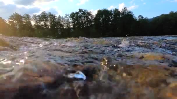 Fluxo de água do rio da montanha, vista acima da superfície da água, perto da superfície da água. — Vídeo de Stock