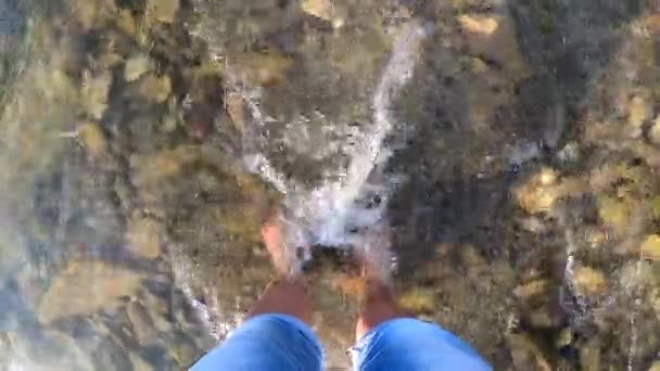 Meisje staat blootsvoets op stenen ondiepe rivier — Stockvideo