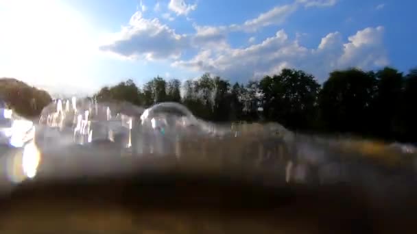 Гірська річкова вода тече близько до поверхні води. — стокове відео