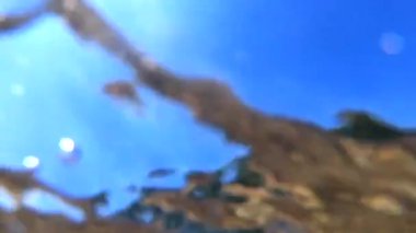 Nehrin altından akan suyun soyut görüntüsü