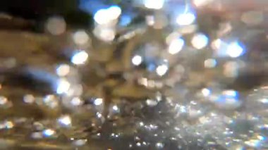 Soyut hareketli bulanık arkaplan. Aşağıdaki dağ nehrinin akan suyu