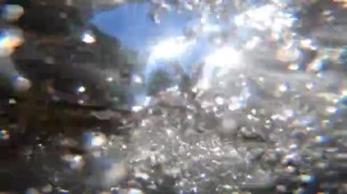 Soyut hareketli bulanık arkaplan. Aşağıdaki dağ nehrinin akan suyu