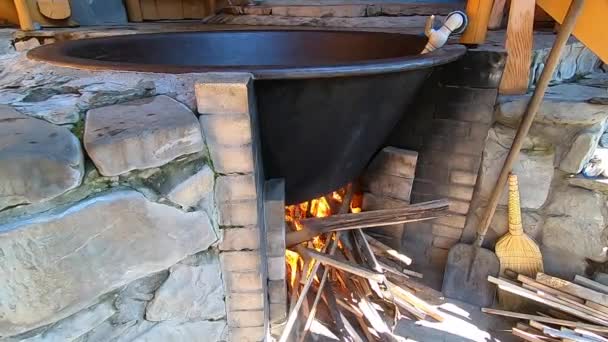 Chan en montagne. Grand chaudron, bain ou piscine avec eau minérale chaude ou chaude. — Video