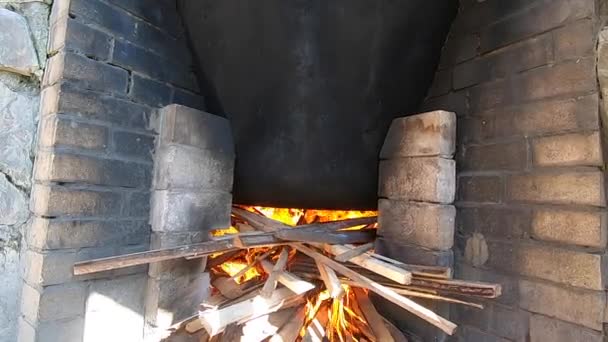 Chan v horách. Velký kotel, vana nebo bazén s teplou nebo teplou minerální vodou. — Stock video