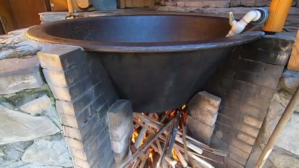 Chan en montagne. Grand chaudron, bain ou piscine avec eau minérale chaude ou chaude. — Video