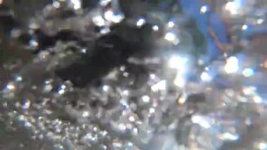 Soyut hareketli bulanık arkaplan. Aşağıdaki dağ nehrinin akan suyu