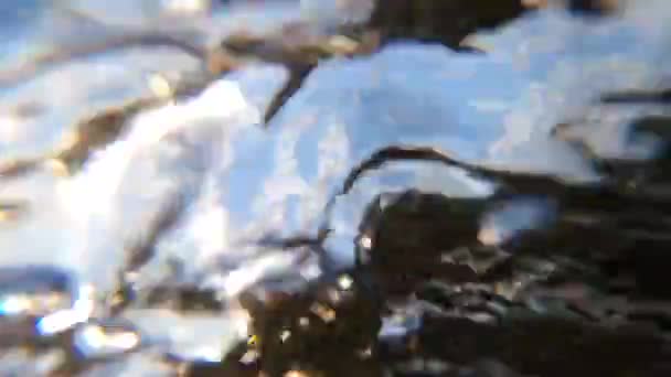 Résumé vue de fond floue de l'écoulement de l'eau dans la rivière par le bas. — Video