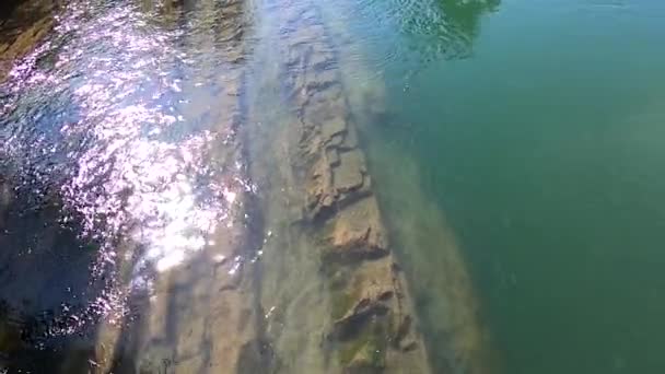 川底に巨大な岩の山の崖の石の作品 — ストック動画