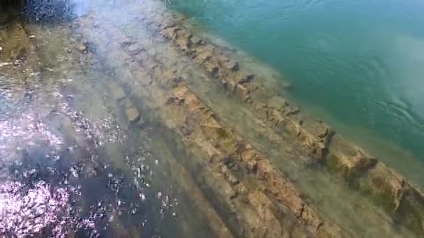 Ποταμός με τεράστιο κομμάτι βράχου βουνό πέτρα γκρεμό στο κάτω μέρος — Αρχείο Βίντεο
