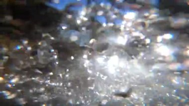 Soyut hareketli bulanık arkaplan. Aşağıdaki dağ nehrinin akan suyu