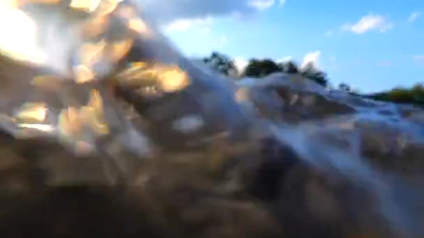 Fiume di montagna flusso d'acqua, vista sopra, vicino alla superficie dell'acqua. — Video Stock
