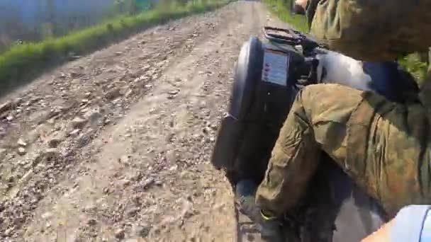 Hombre montando quad bike en camino de tierra en la cima de la montaña en el soleado día de verano — Vídeos de Stock