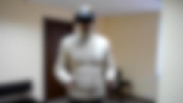 Fondo borroso. Hombre con gafas de realidad virtual jugar un juego — Vídeos de Stock