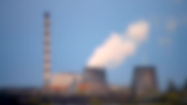 Fondo borroso. Central termoeléctrica cerca. vapor de humo blanco — Vídeos de Stock