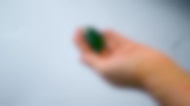 Arka plan bulanık. Beyaz kağıda bulaşmış yeşil boya..