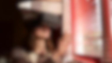 Arka plan bulanık. Genç kadın sanal gerçeklik kaskı kullanıyor..