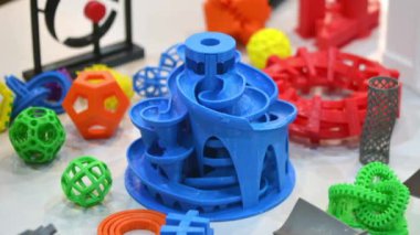 Sıvı erimiş plastikten 3D yazıcıda renkli nesneler oluşturuldu