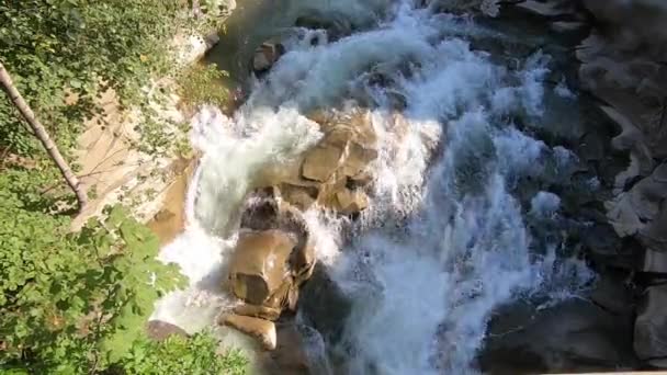 Air terjun dan sungai besar jeram pemandangan atas — Stok Video