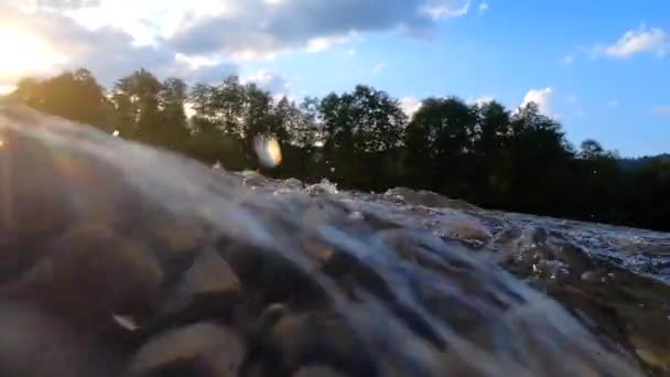 Гірська річкова вода (дивіться вище), близько до поверхні води.. — стокове відео